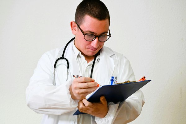 What Are Effective Strategies for UK Seniors to Manage Seasonal Hay Fever?